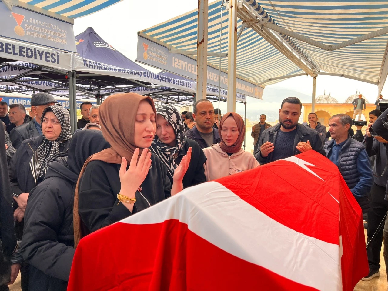 Almina g&ouml;zyaşları arasında uğurlandı
