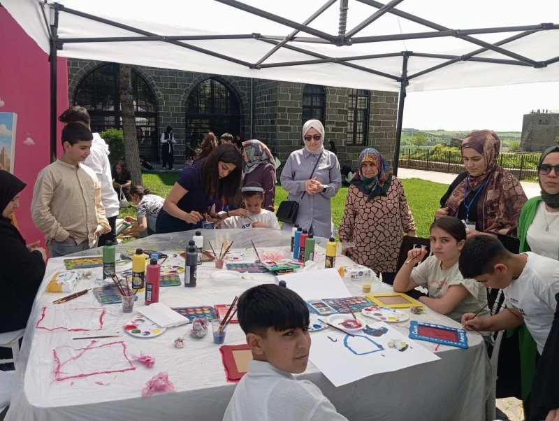 Diyarbakır'da anneleri &ccedil;ocuklarla buluşturan etkinlik