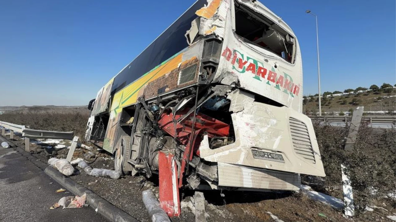 Kuzey Marmara Otoyolu’nda Yolcu Otobüsü ve Tır Çarpıştı!
