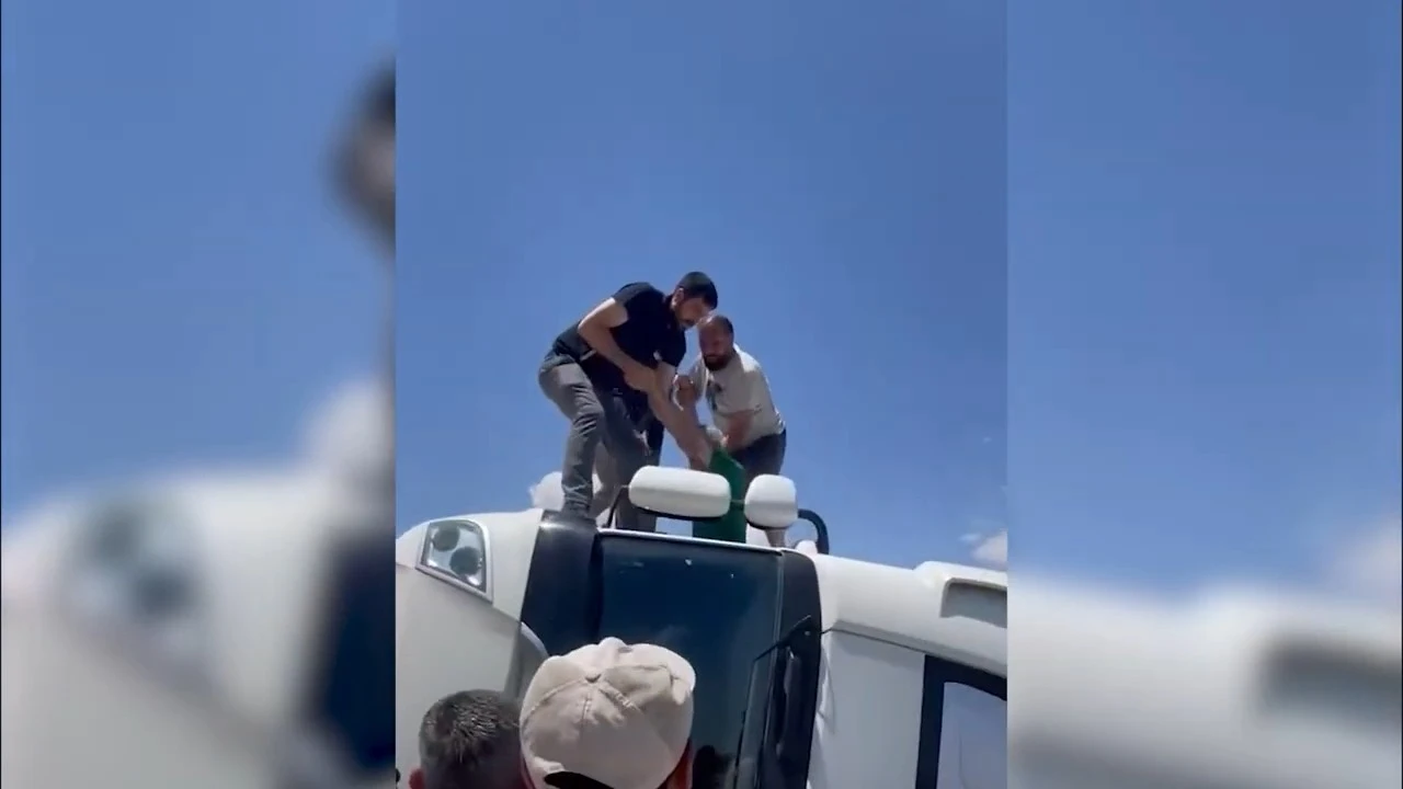 Diyarbakır'da devrilen Tır'da can pazarı