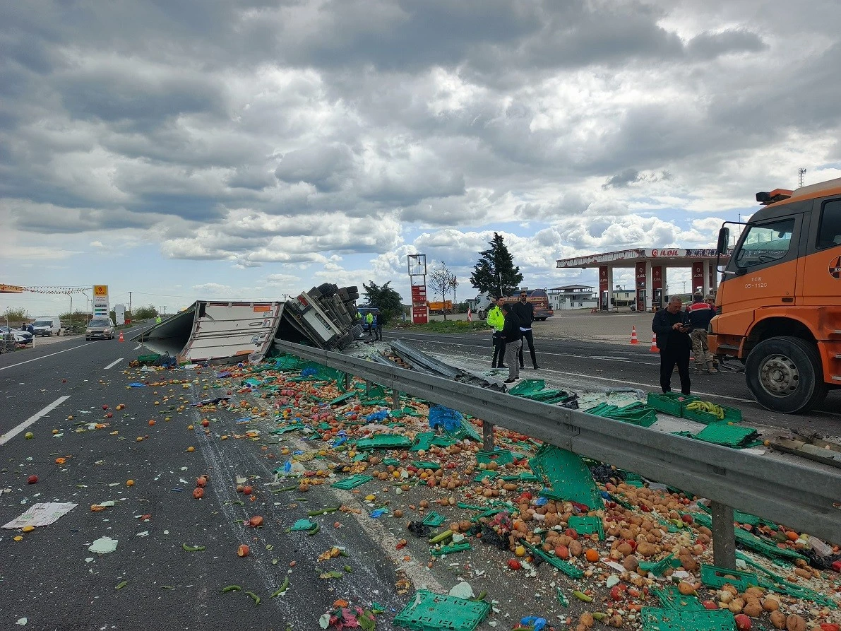Meyve-Sebze Yüklü Tır Devrildi Sürücü Hayatını Kaybetti