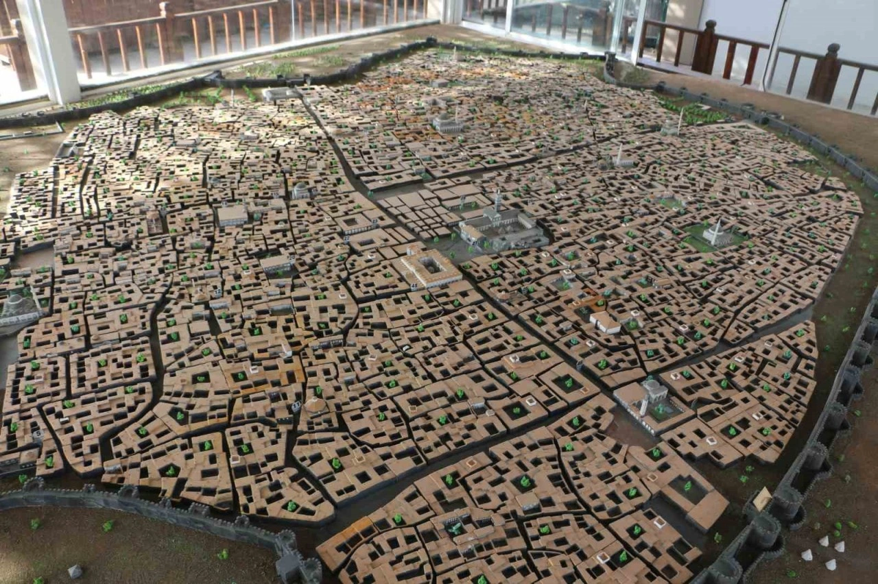 21 yıl, 21 günde yapılan Sur maketine yoğun ilgi