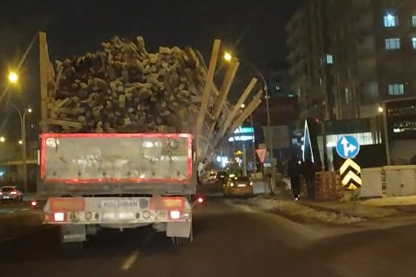 Diyarbakır&rsquo;da Aşırı Y&uuml;kl&uuml; Kamyon Trafikte Tehlike Sa&ccedil;tı