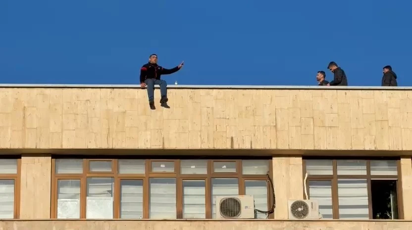 Diyarbakır B&uuml;y&uuml;kşehir Belediyesi Binasında İntihar Girişimi