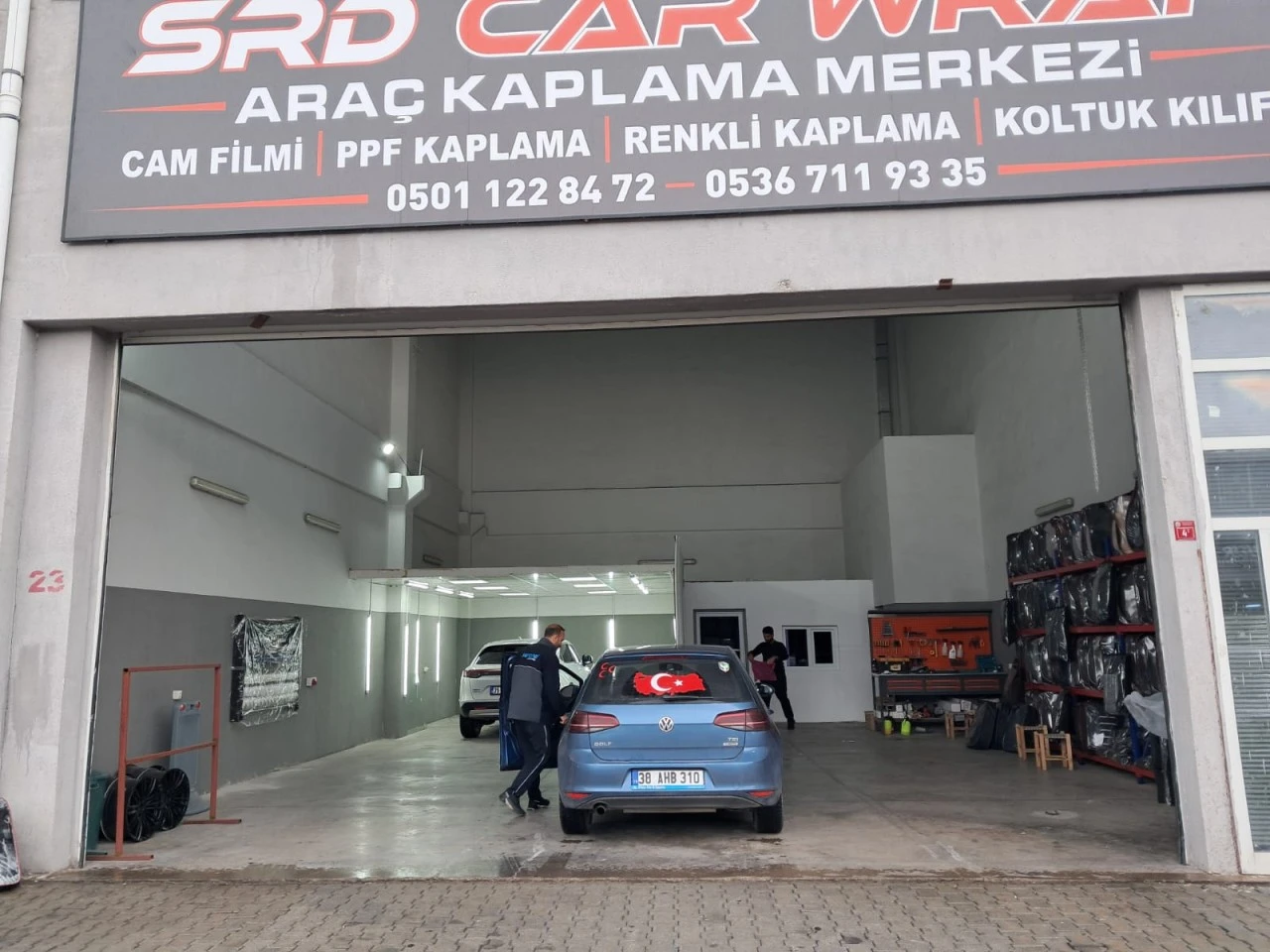 Diyarbakır'da Kardeşler el ele verdi ara&ccedil;lara aksesuar yapıyor