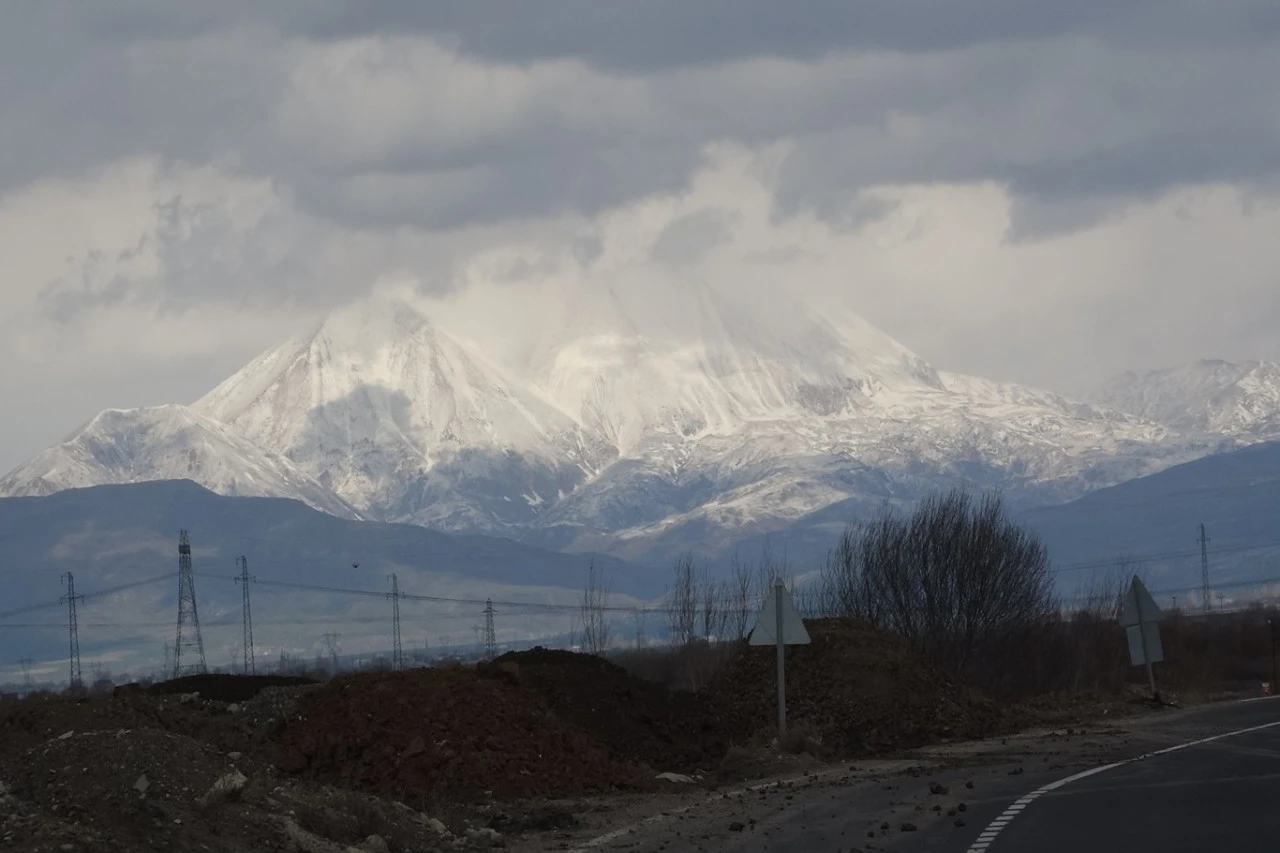 Ağrı'nın yüksek kesimlerine ilkbaharda beyazla kapalandı