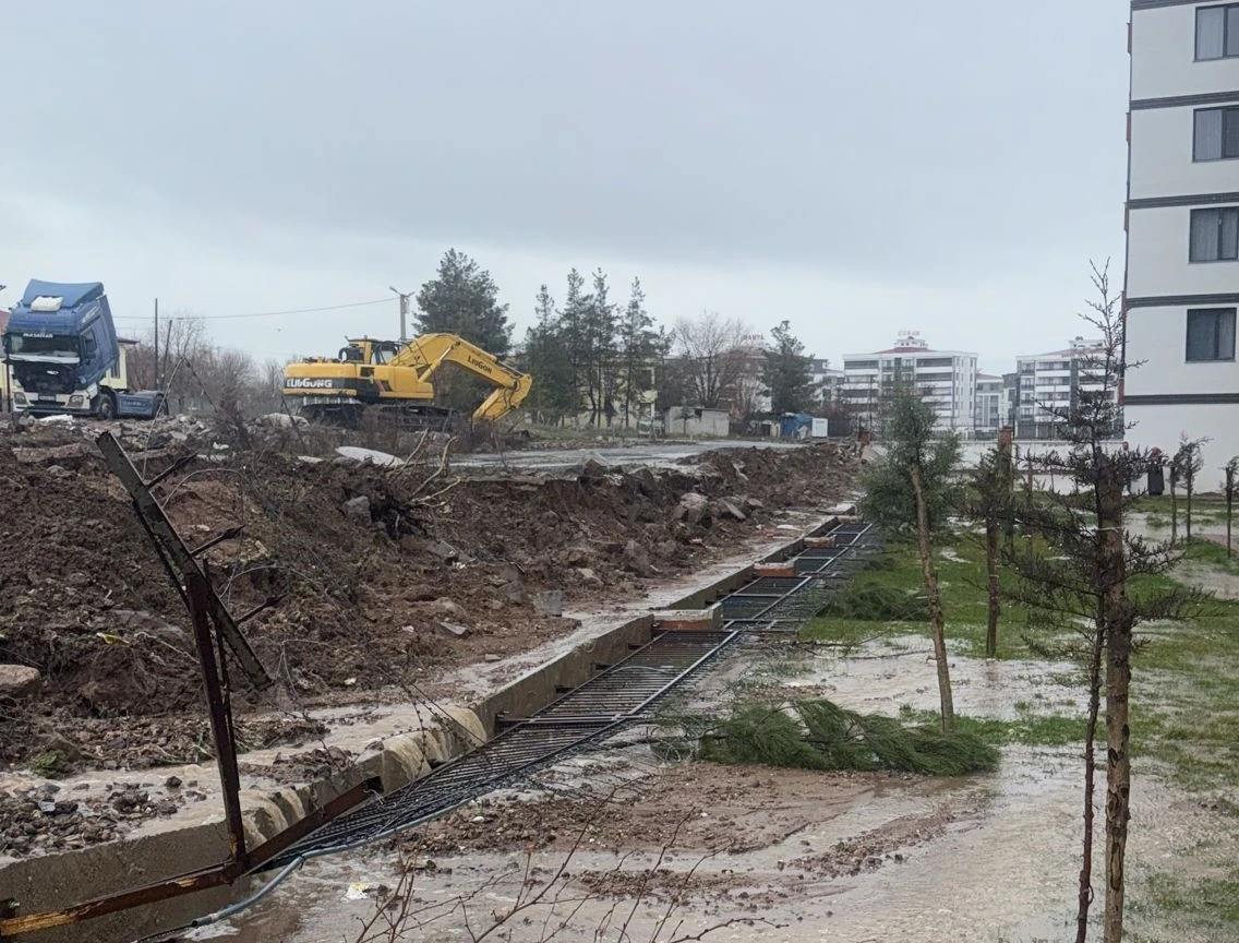 Diyarbakır&rsquo;da Sağanak Felaketi: İstinat Duvarı &Ccedil;&ouml;kt&uuml;, Sığınakları Su Bastı