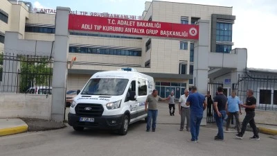 Antalya'da &ouml;ld&uuml;r&uuml;len 3 kişinin cenazeleri yakınlarına teslim edildi