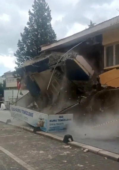 Balıkesir Sındırgı’da Bina Kendiliğinden Yıkıldı