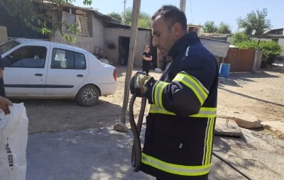 Bismil&rsquo;de Yatak Odasına Giren 2 Metrelik Yılan Paniğe Neden Oldu