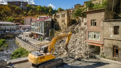 Bitlis’te Metruk Binalar Yıkılıyor