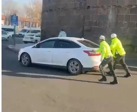 Diyarbakır&rsquo;da Trafik Polislerinden &Ouml;rnek Davranış