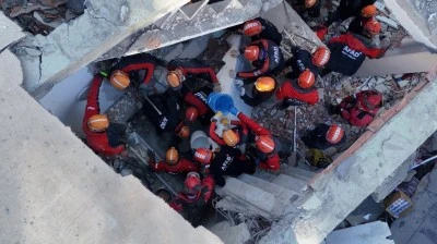 Çöken binada 5 kişilik aileden 2 kişinin cansız bedenine ulaşıldı