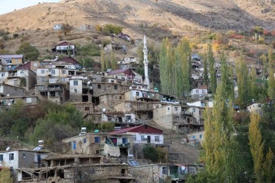 Çüngüş’te asırlık kerpiç evler renk cümbüşüne döndü