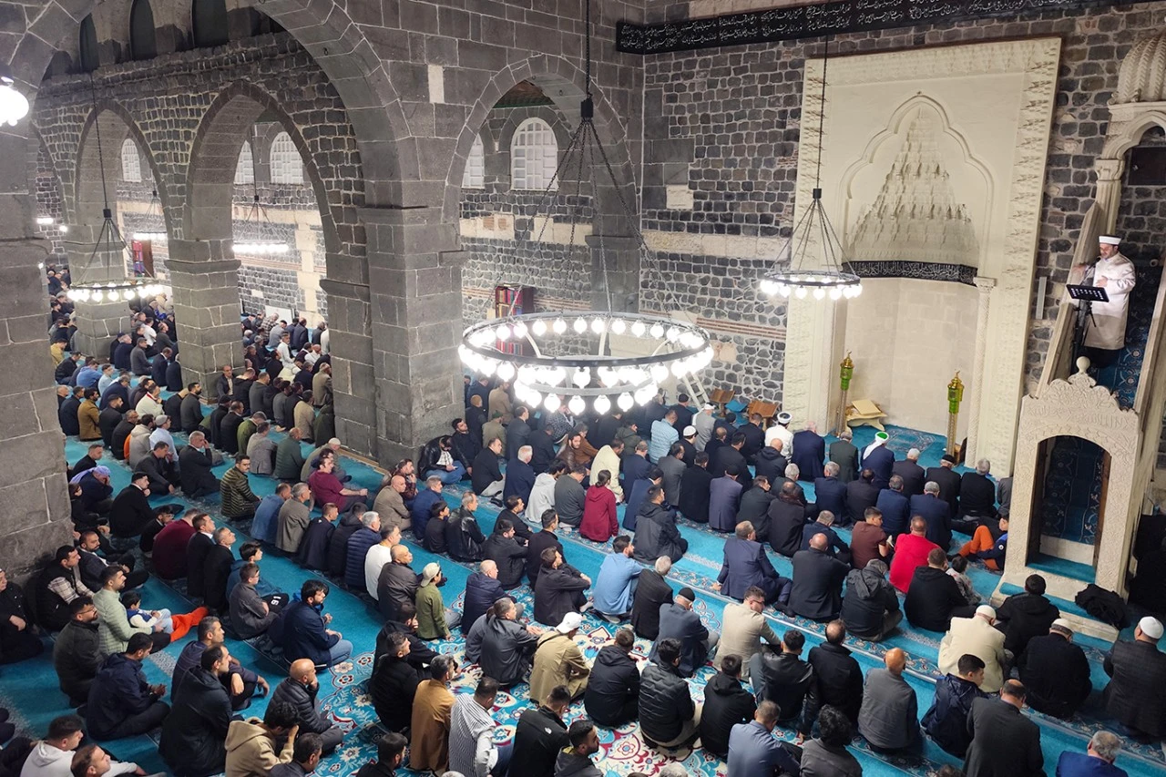 Bayram namazı yarı sevinç yarı hüzünle eda edildi