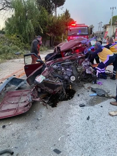 Direksiyon Hakimiyetini Kaybeden Sürücü Elektrik Direğine Çarptı