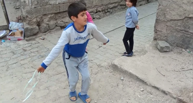Diyarbakır'da 8 yaşında mahallenin neşe kaynağı oldu 