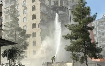 Diyarbakır’da Ağır Hasarlı Binaların Yıkımı Sürüyor