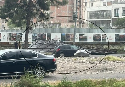Diyarbakır'da Aniden Bastıran Fırtına Çatı Uçurdu, Araç Zarar Gördü