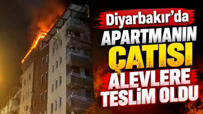 Diyarbakır&rsquo;da apartmanın &ccedil;atısı alevlere teslim oldu