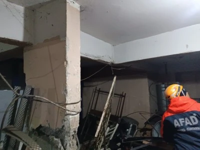 Diyarbakır'da binanın kolonu &ccedil;atladı, 83 kişi tahliye edildi
