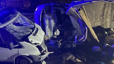 Diyarbakır'da İki Kamyonet Çarpıştı, 2 Ölü, 1 Yaralı