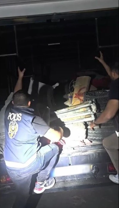 Diyarbakır’da Kamyonetin Klima Düzeneğinde 11 Kaçak Göçmen Yakalandı