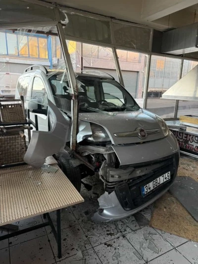 Diyarbakır'da Kontrolden &Ccedil;ıkan Ara&ccedil; İş Yerine Daldı