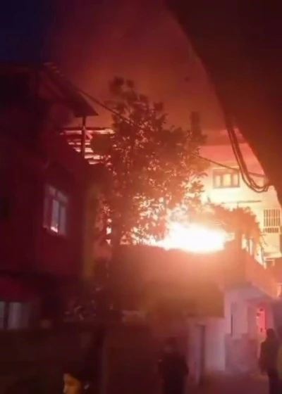 Diyarbakır’da Korkutan Yangın: İki Katlı Bina Küle Döndü