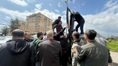 Diyarbakır&rsquo;da Otomobil Kaldırıma &Ccedil;arpıp Yan Yattı