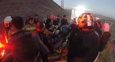 Diyarbakır’da otomobil şarampole yuvarlandı: Sıkışan sürücüyü itfaiye saniyelerle yarışarak kurtardı