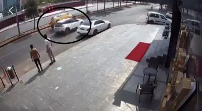 Diyarbakır’da Otomobile Çarpan Taksi Yan Yattı