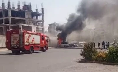 Diyarbakır’da park halindeki minibüs alevlere teslim oldu