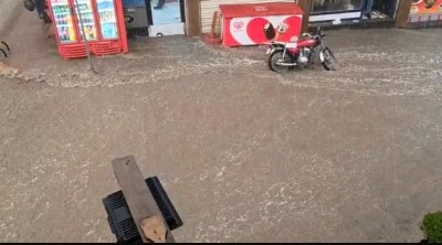 Diyarbakır'da Sağanak Yağış Caddeleri Göle Çevirdi