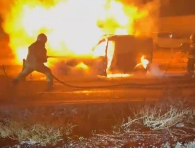 Diyarbakır’da Seyir Halindeki Hafif Ticari Araç Alev Alev Yandı