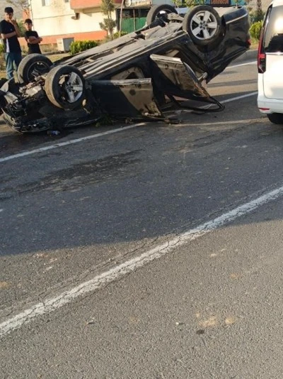 Diyarbakır'da Takla Atan Otomobilde 3 Kişi Yaralandı