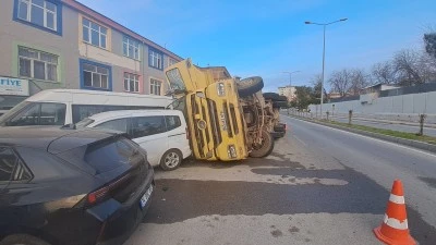 Diyarbakır'da tır park halindeki 7 araca &ccedil;arptı