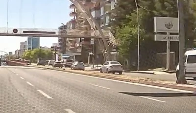 Diyarbakır'da &Uuml;st Ge&ccedil;itten D&uuml;şen Kişi Ağır Yaralandı