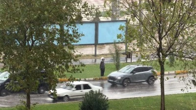 Diyarbakır&rsquo;da vatandaşlar duraklara sığındı