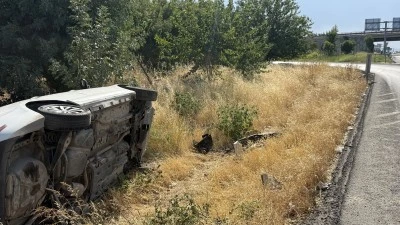 Diyarbakır&rsquo;da virajı alamayan otomobil devrildi