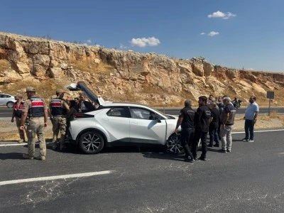 Diyarbakır Ergani&rsquo;de otomobil trakt&ouml;re &ccedil;arptı: 4 yaralı