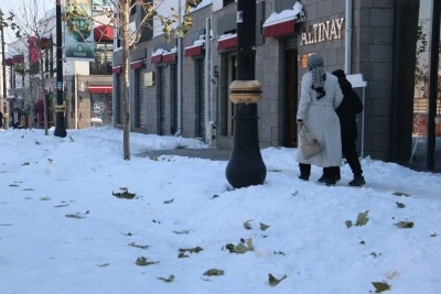 Diyarbakır Sur&rsquo;da Kar İsyanı: Esnaf Tepkili, Turistler Geri D&ouml;n&uuml;yor