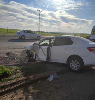 Diyarbakır Sur&rsquo;da Minib&uuml;s ile Otomobil &Ccedil;arpıştı: 7 Yaralı