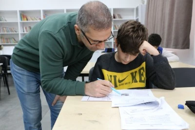 Diyarbakırlı &ouml;ğretmenden &ouml;ğrenciler jest