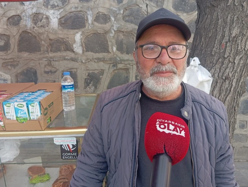 Diyarbakır'da g&ouml;rme engelli simit&ccedil;iden takdir toplayan davranış