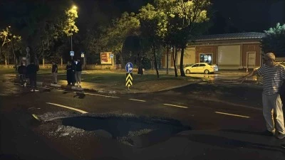 İstanbul'da Sağanak Yağış Yol Çökmesine Neden Oldu