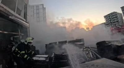 İtfaiye erlerinin alevlere m&uuml;dahalesi kamerada