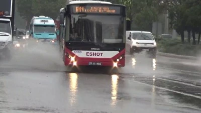 İzmir’de Sağanak Yağmur Hayatı Felç Etti
