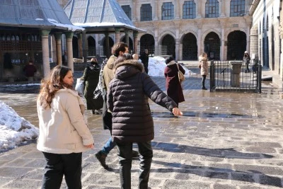 Karla Kaplanan Diyarbakır Turist Akınına Uğruyor
