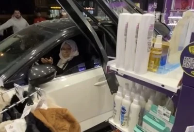 Kayapınar’da Kontrolden Çıkan Otomobil Kozmetik Mağazasına Daldı